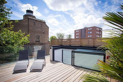 decking-area-using-bespoke-three-wall-box-rooflight-for-access